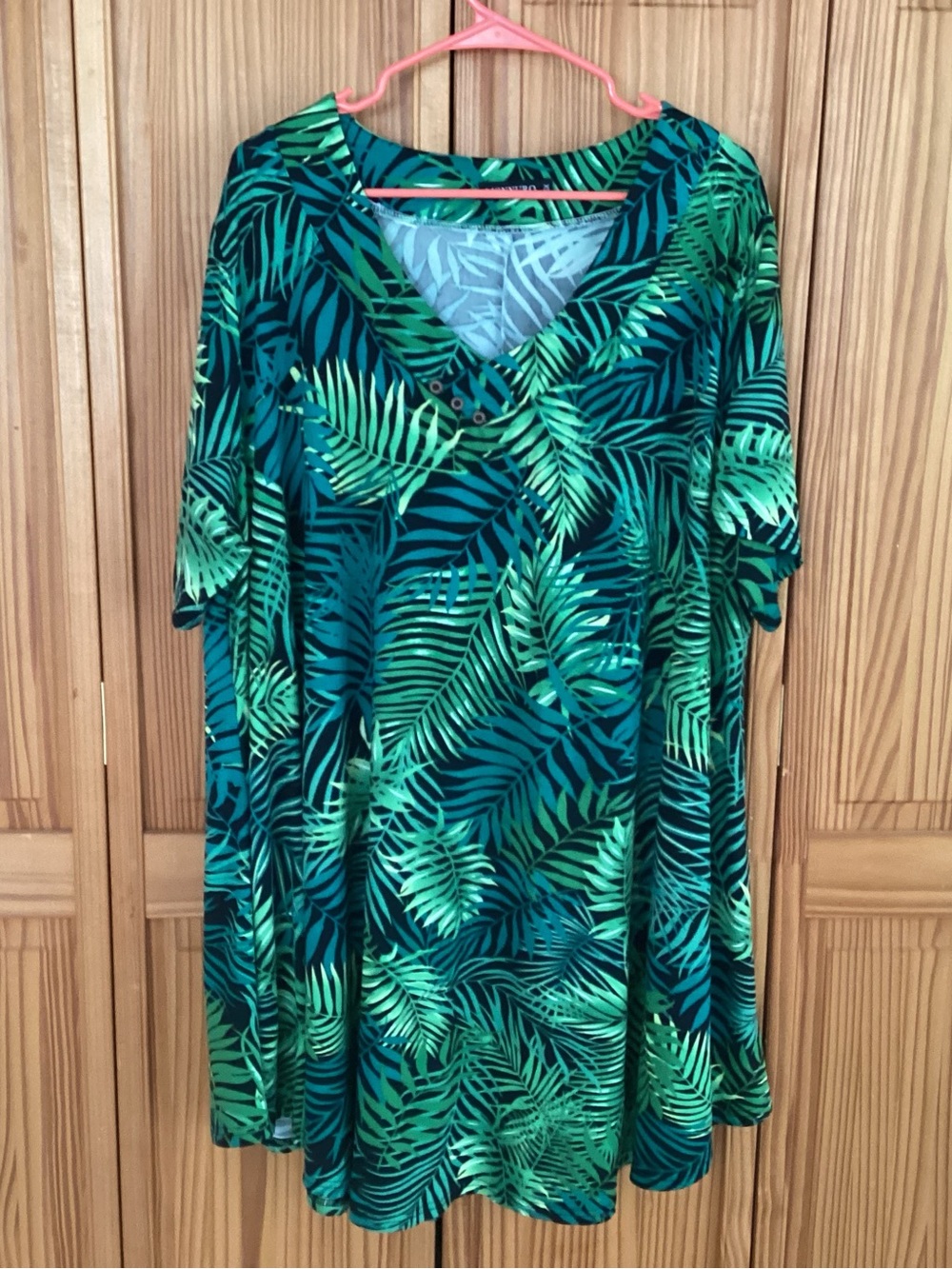 V-Neck Tropical Leaf Tunic Top in Green